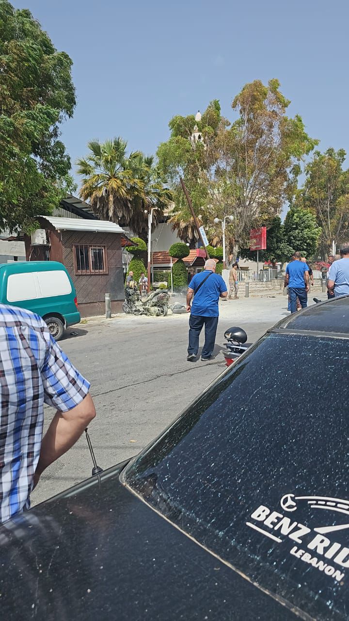 بالصور- مسيرة إسرائيلية تستهدف دراجة نارية أمام مستشفى صلاح غندور في بنت جبيل... وسقوط إصابات